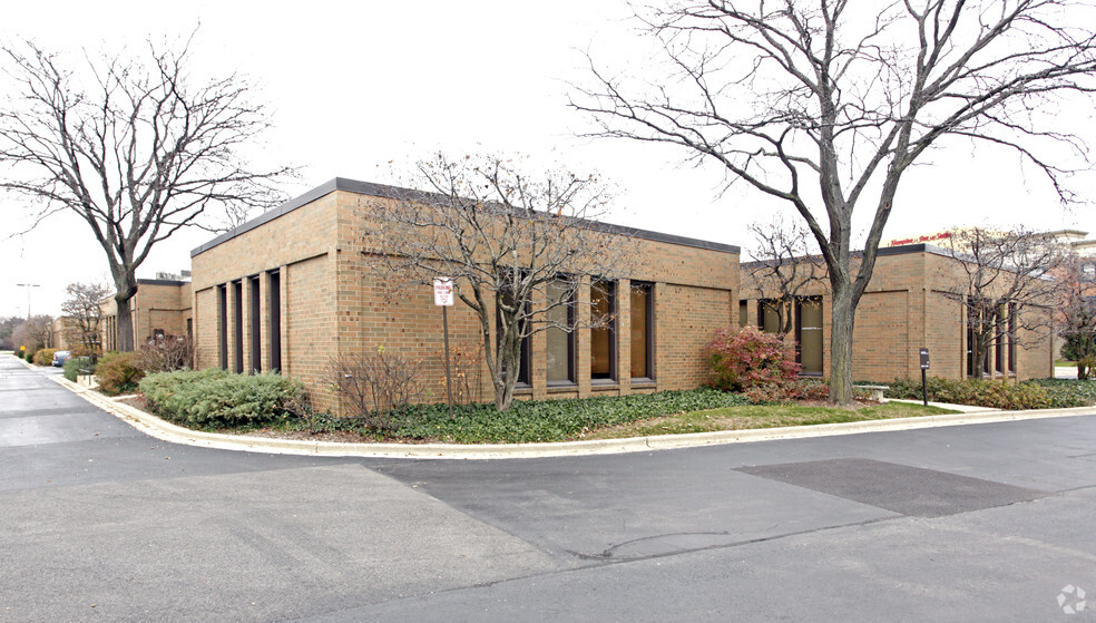 5225 Old Orchard Rd, Skokie, IL for lease - Building Photo - Image 2 of 9