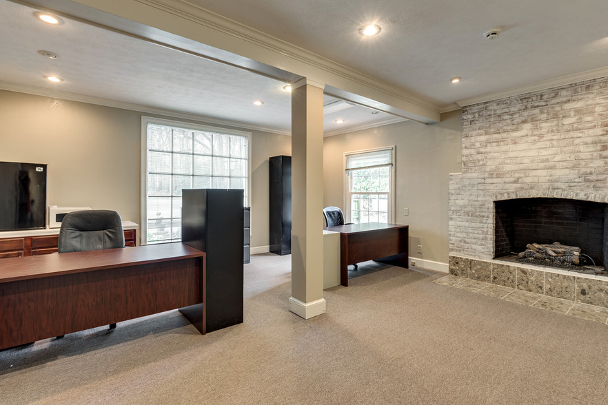 1 Fords Colony Dr, Williamsburg, VA for lease - Interior Photo - Image 1 of 5