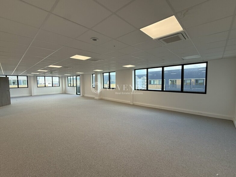 Flex in Chalifert for lease - Interior Photo - Image 3 of 8