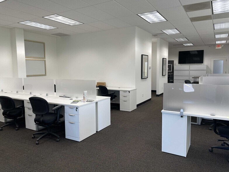 641-643 Cepi Dr, Chesterfield, MO for lease - Interior Photo - Image 2 of 13