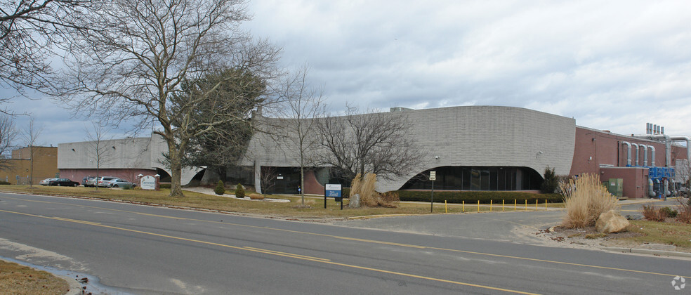 75 Adams Ave, Hauppauge, NY for lease - Building Photo - Image 1 of 6