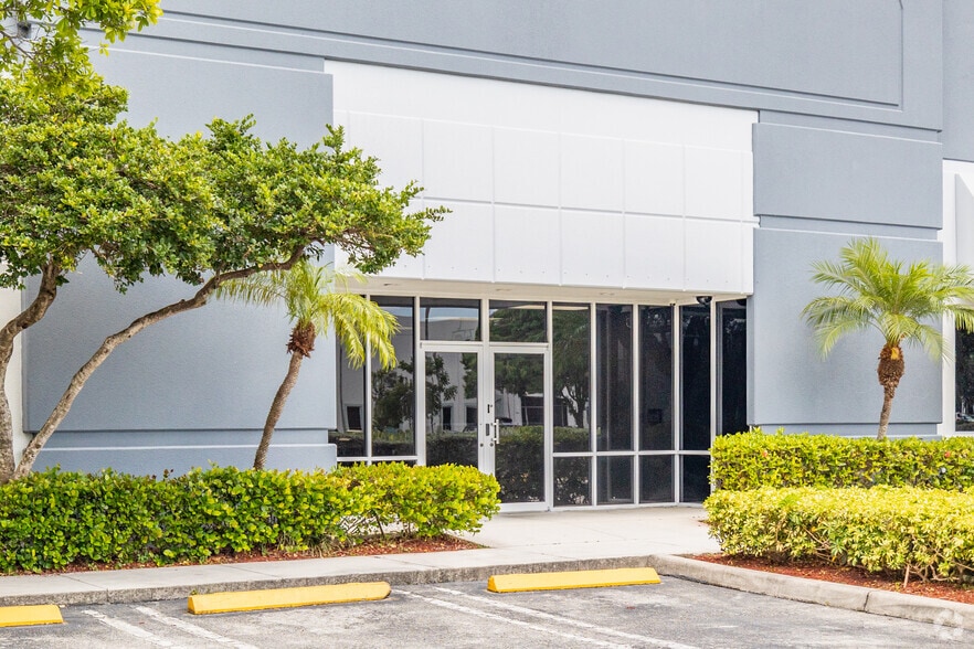 1665 NW 102nd Ave, Miami, FL for lease - Building Photo - Image 2 of 7