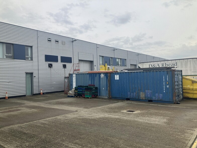 35 White Hart Ave, London for lease - Building Photo - Image 2 of 11