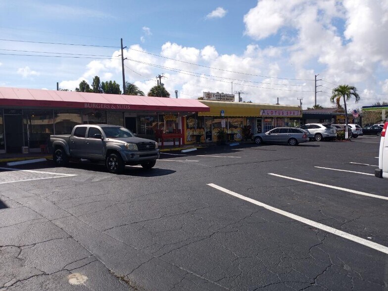 350-360 E McNab Rd, Pompano Beach, FL à louer - Photo du bâtiment - Image 2 de 8
