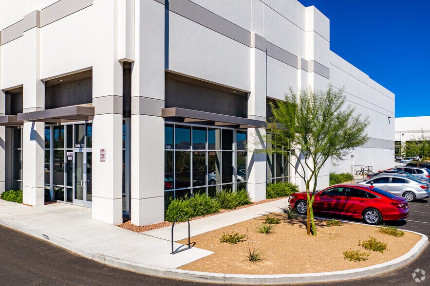 70 W Craig Rd, North Las Vegas, NV à louer - Photo du bâtiment - Image 2 de 4