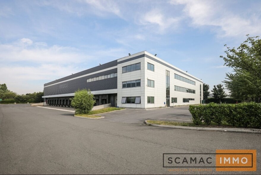Industrial in Chilly-Mazarin for lease - Building Photo - Image 1 of 9