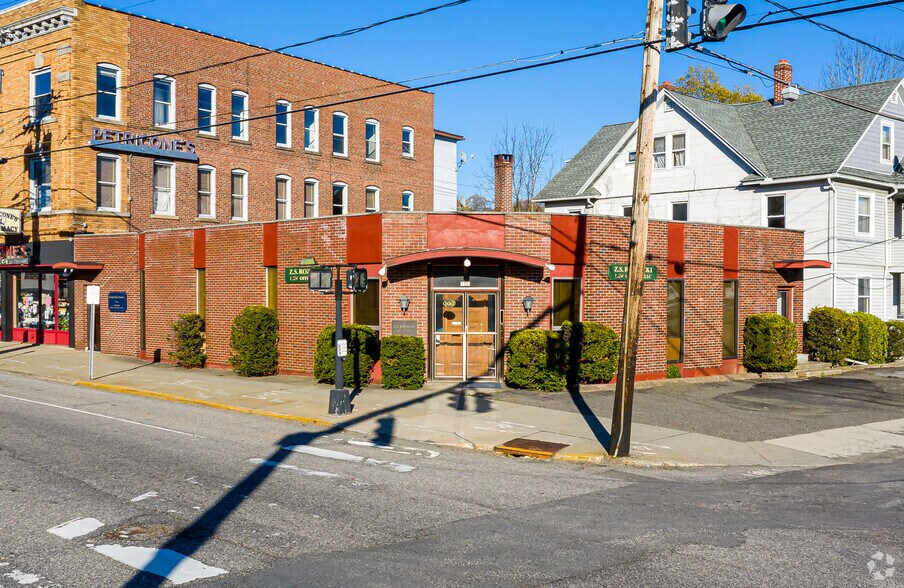 100 E Main St, Torrington, CT à louer - Photo principale - Image 1 de 3