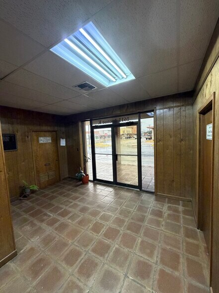1613 Avenue K, Hondo, TX à vendre - Photo du bâtiment - Image 2 de 4