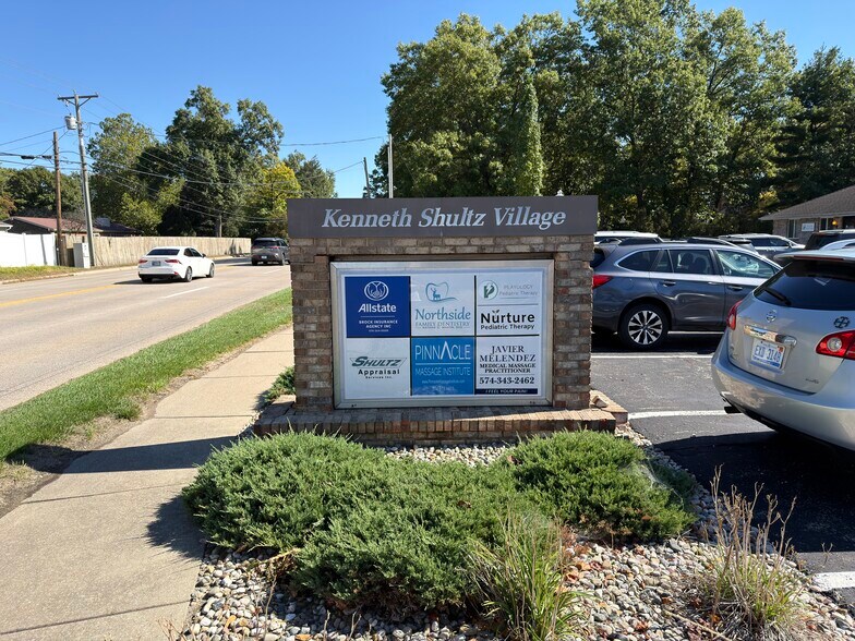 2801 Bristol St, Elkhart, IN à vendre - Photo du bâtiment - Image 3 de 11