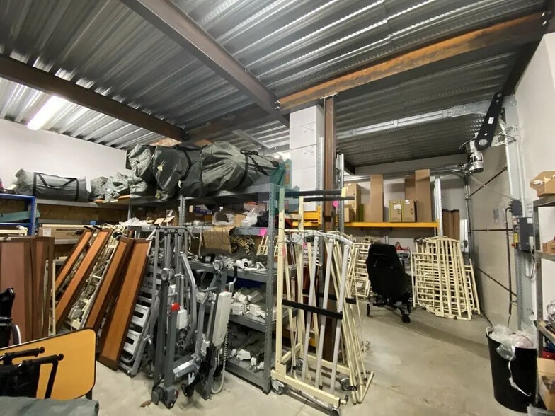 Flex in Franconville for lease - Interior Photo - Image 3 of 9