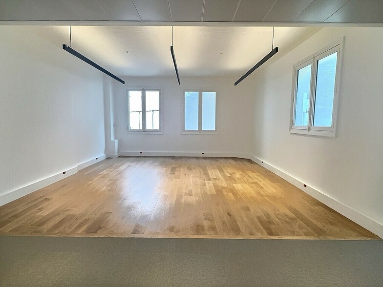 42 Rue De Bassano, Paris for lease - Building Photo - Image 2 of 28