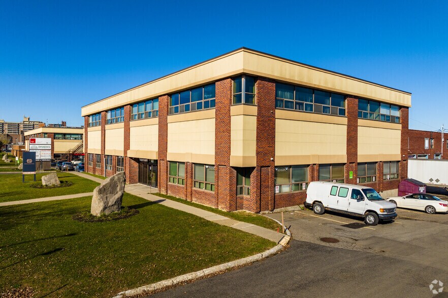 491-571 Boul Lebeau, Montréal, QC à louer - Photo du bâtiment - Image 2 de 8