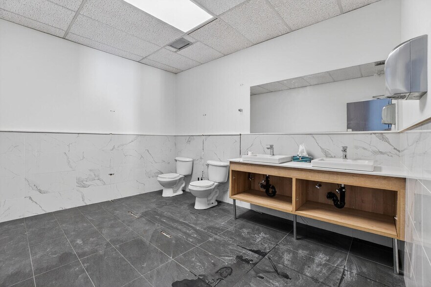 3901 Rue Bannantyne, Verdun, QC for lease - Interior Photo - Image 1 of 12