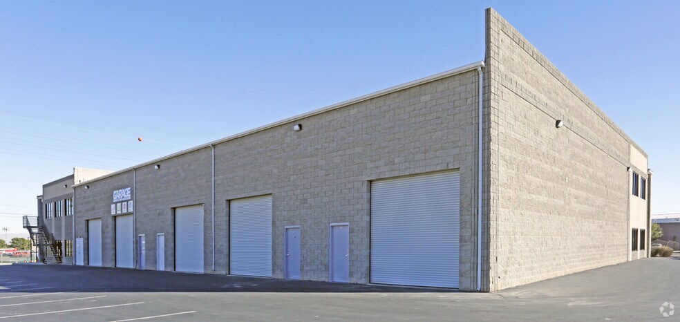 4815 W Russell Rd, Las Vegas, NV à louer - Photo du bâtiment - Image 2 de 4