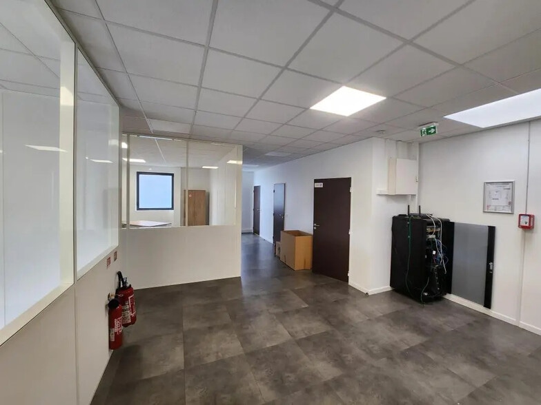 17 Rue Georges Melies, Cormeilles-en-Parisis for lease - Interior Photo - Image 2 of 6