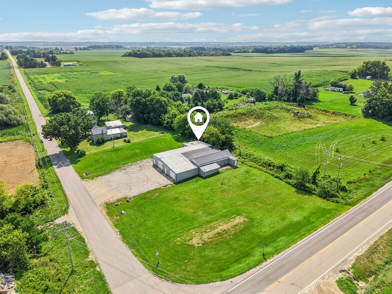 W9231 Bobolink Rd, Reeseville, WI for sale - Building Photo - Image 2 of 48