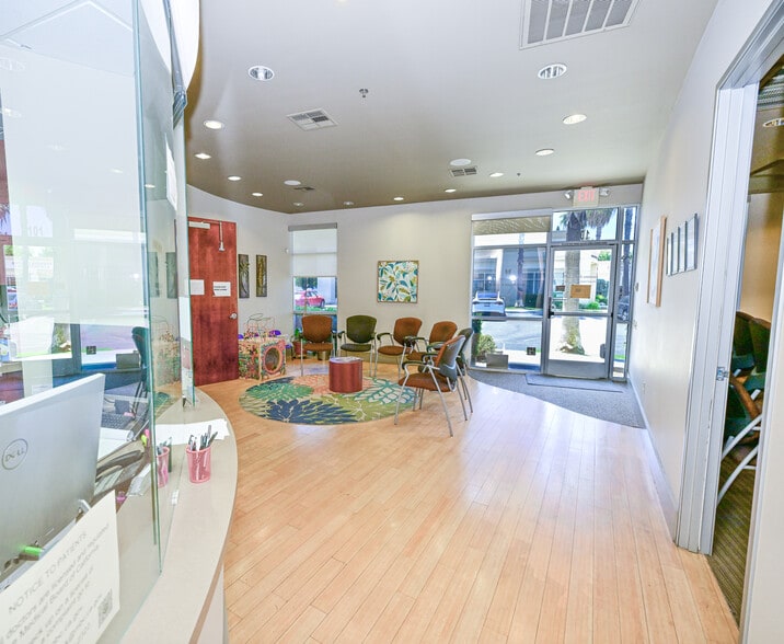 7055 N Chestnut Ave, Fresno, CA for sale - Interior Photo - Image 2 of 20