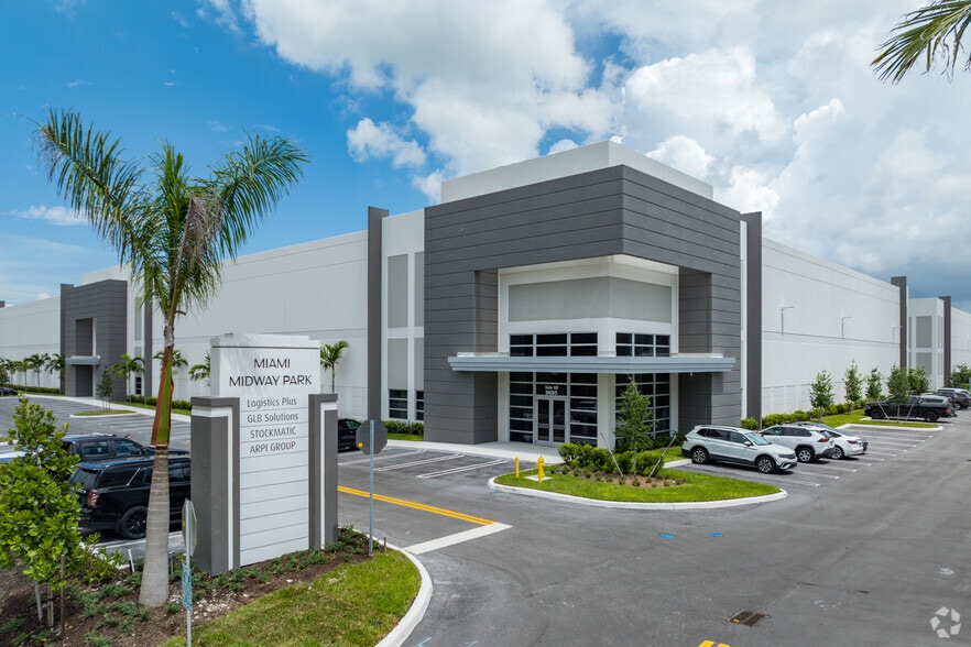 9535 NW 174th St, Hialeah, FL for lease - Building Photo - Image 1 of 21