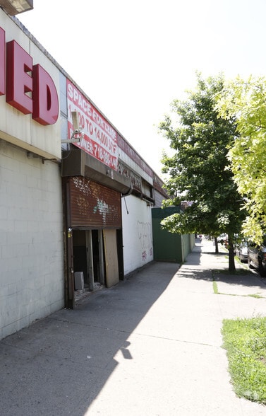 581-593 Clinton St, Brooklyn, NY for lease - Building Photo - Image 2 of 9