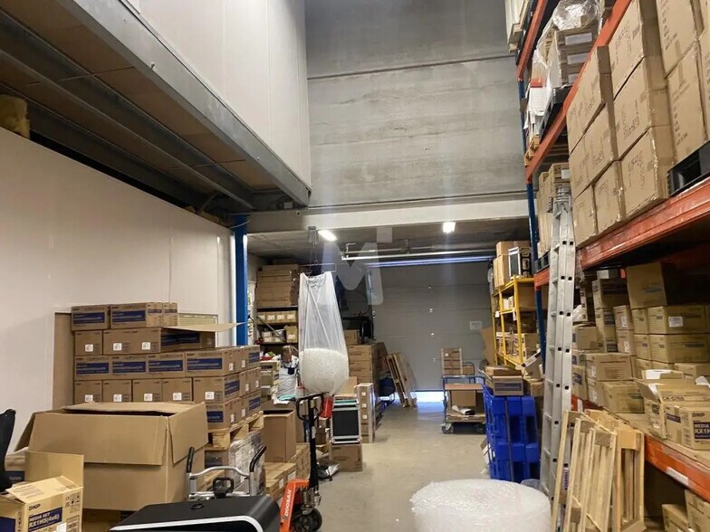 Flex in Lieusaint for lease - Interior Photo - Image 3 of 10