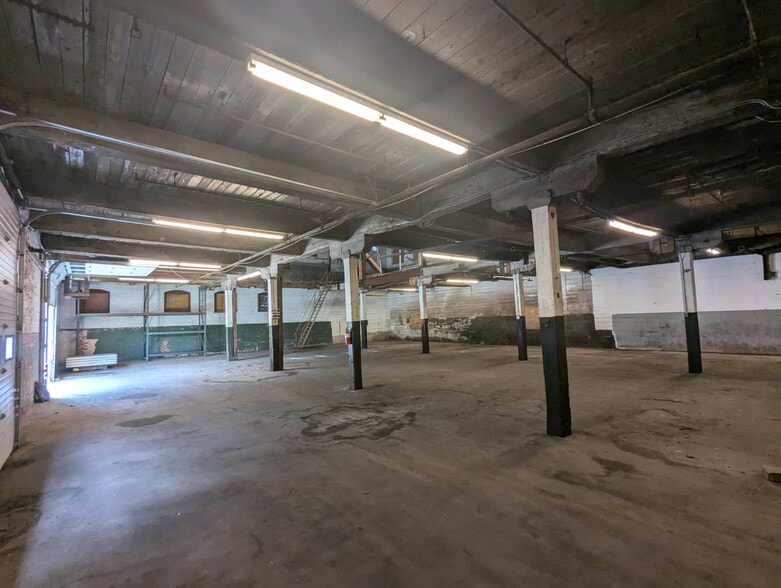 292 E School St, Woonsocket, RI à louer - Photo du bâtiment - Image 3 de 8