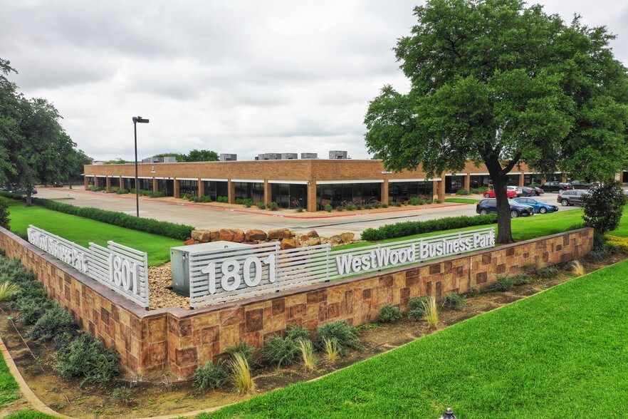 1801 Royal Ln, Farmers Branch, TX à louer - Photo du bâtiment - Image 1 de 17