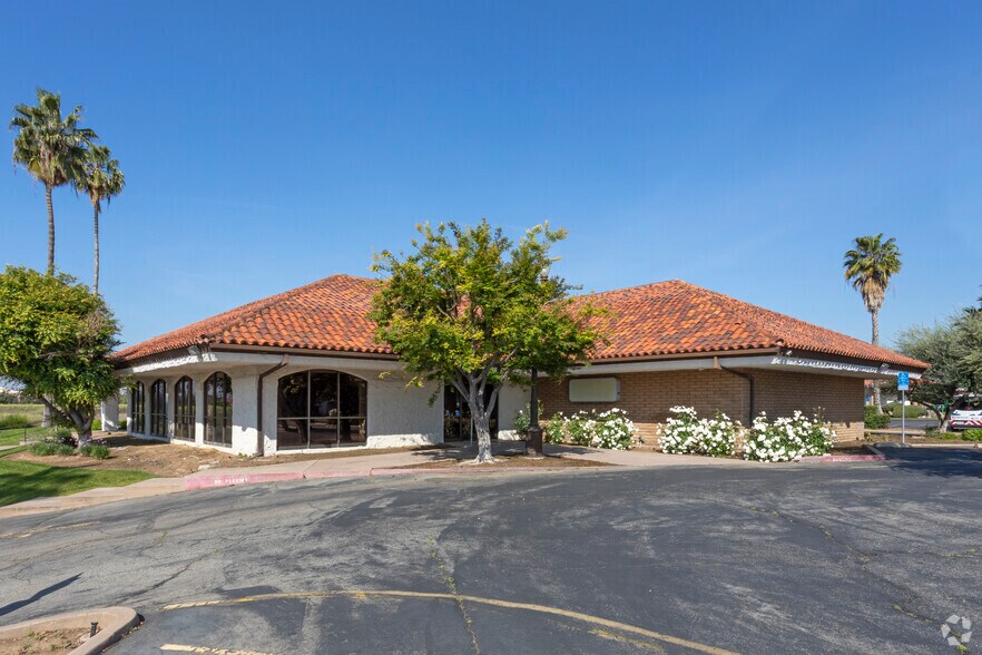 7110 N 1st St, Fresno, CA à louer - Photo du bâtiment - Image 2 de 2