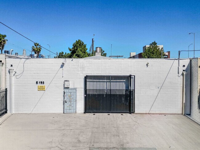 Plus de détails pour 782 E Washington Blvd, Los Angeles, CA - Industriel à louer