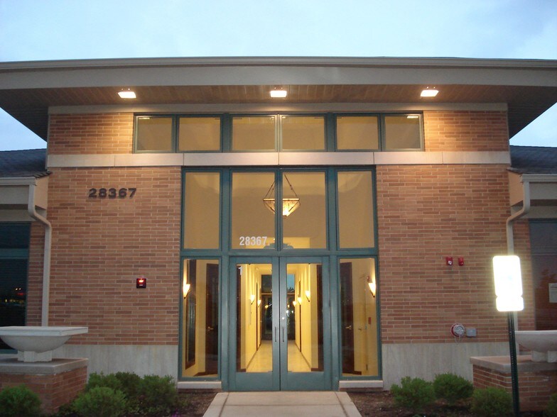 28377 Davis Pkwy, Warrenville, IL for lease - Building Photo - Image 2 of 16