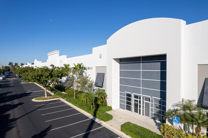 730 S Powerline Rd, Deerfield Beach, FL à louer - Photo du bâtiment - Image 1 de 14