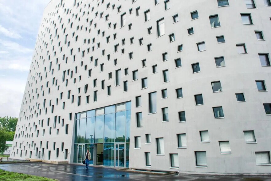 Bureau dans La Madeleine à louer - Photo du bâtiment - Image 3 de 18