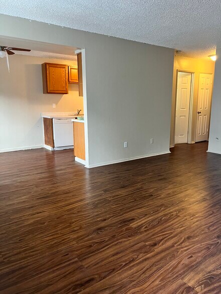 6244-6260 N Columbia Way, Portland, OR à vendre - Photo du bâtiment - Image 3 de 14