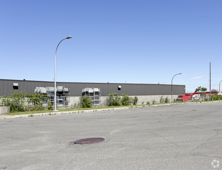 9300 Boul Ray-Lawson, Montréal, QC à vendre - Photo du bâtiment - Image 3 de 7