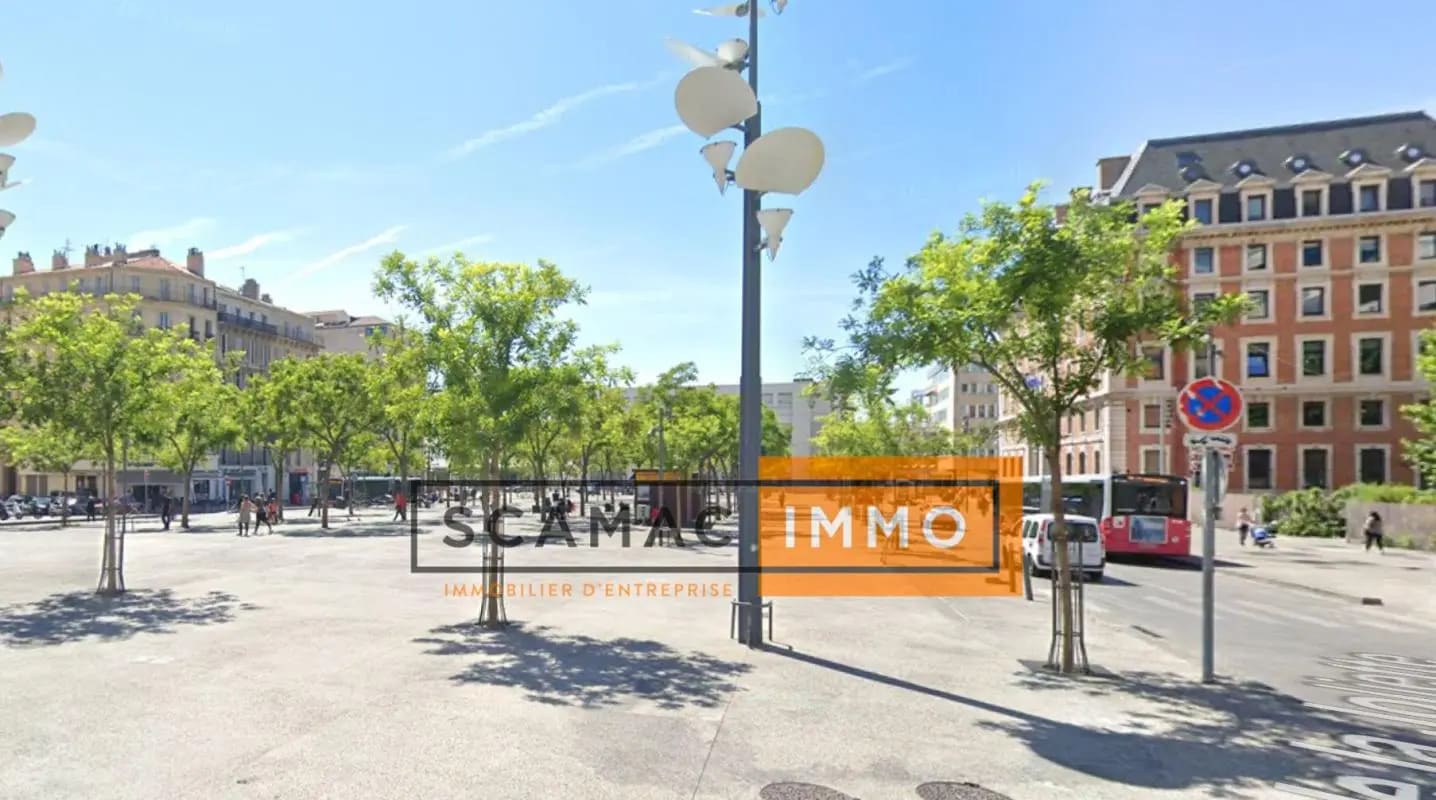 Retail in Marseille for lease Building Photo- Image 1 of 3