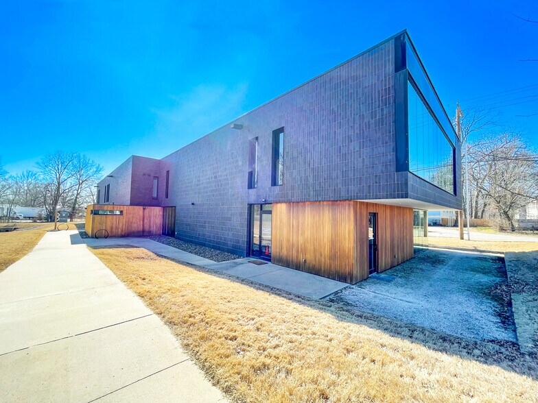 1011 SW A St, Bentonville, AR à louer - Photo du bâtiment - Image 3 de 4