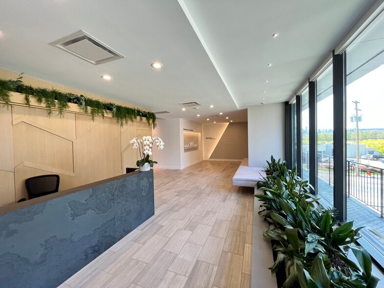 2150-2152 Douglas Rd, Burnaby, BC à louer - Photo du bâtiment - Image 3 de 9