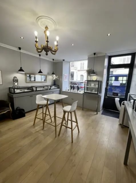 Retail in Paris for lease Interior Photo- Image 1 of 2