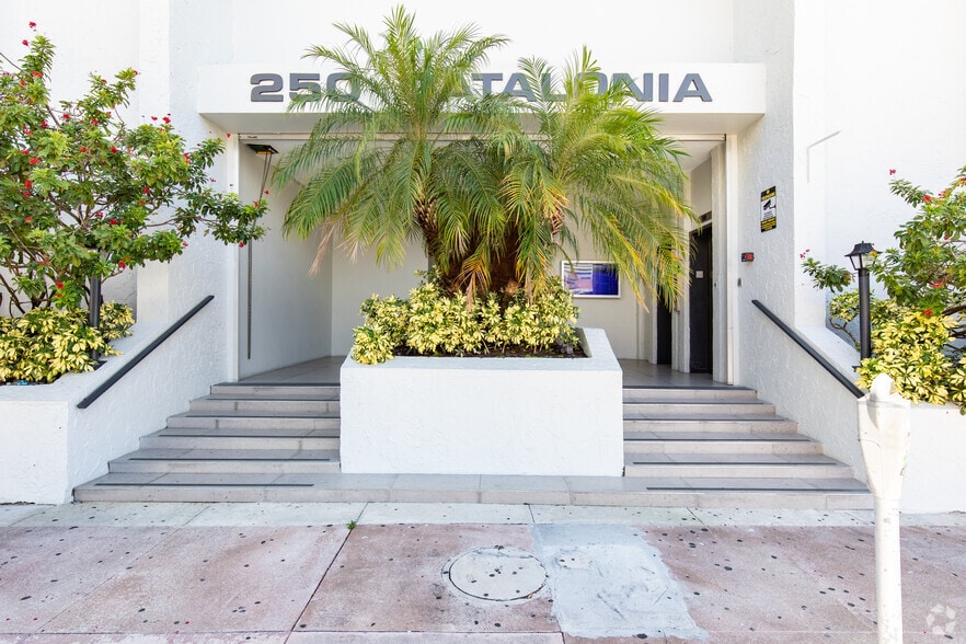 250 Catalonia Ave, Coral Gables, FL for lease - Building Photo - Image 3 of 29