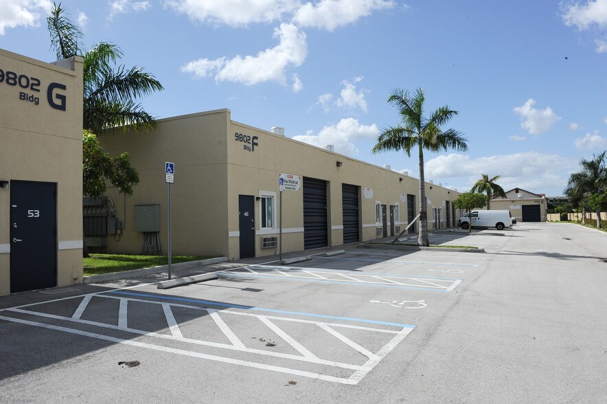 9802 NW 80th Ave, Hialeah, FL à louer - Photo du bâtiment - Image 3 de 14
