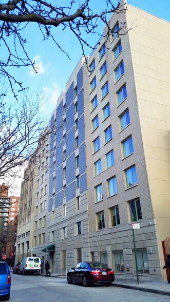 9011 160th St, Jamaica, NY à louer - Photo du bâtiment - Image 2 de 5