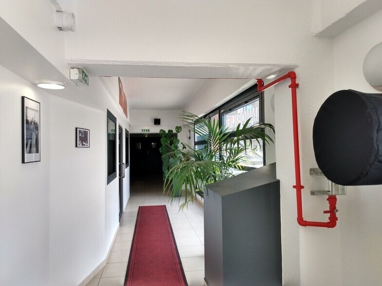 Commerce de détail dans Bourgoin-Jallieu à vendre - Photo du bâtiment - Image 3 de 17