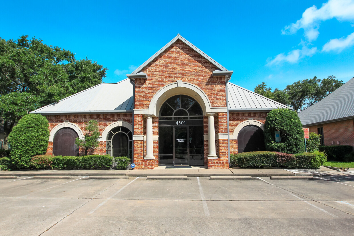 4501 Sweetwater Blvd, Sugar Land, TX for lease Building Photo- Image 1 of 9