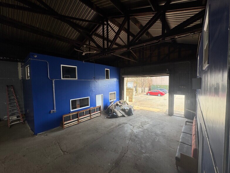 349 Union Ave, Westbury, NY à vendre - Photo du bâtiment - Image 2 de 15