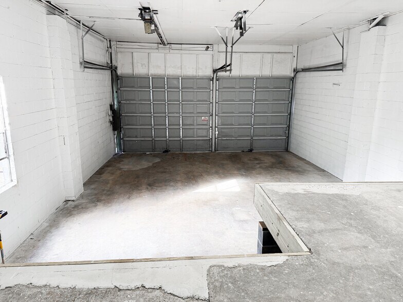 200 Cooper St portefeuille de 2 propriétés à vendre sur LoopNet.ca - Photo du bâtiment - Image 3 de 12