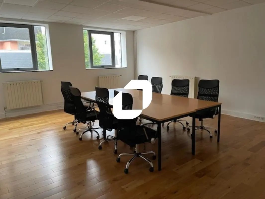 Office in Alfortville for lease Interior Photo- Image 1 of 14