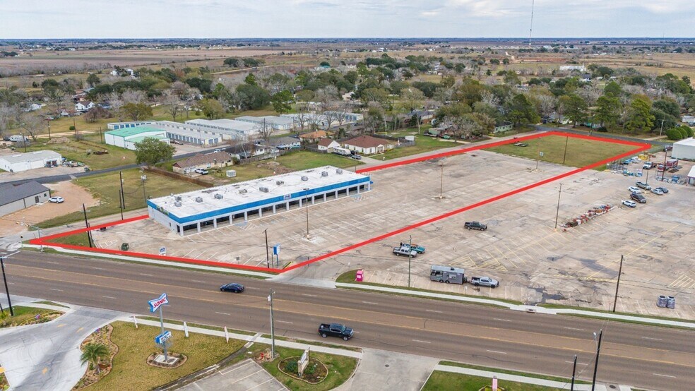 1602 N Mechanic St, El Campo, TX à louer - Photo du bâtiment - Image 3 de 57
