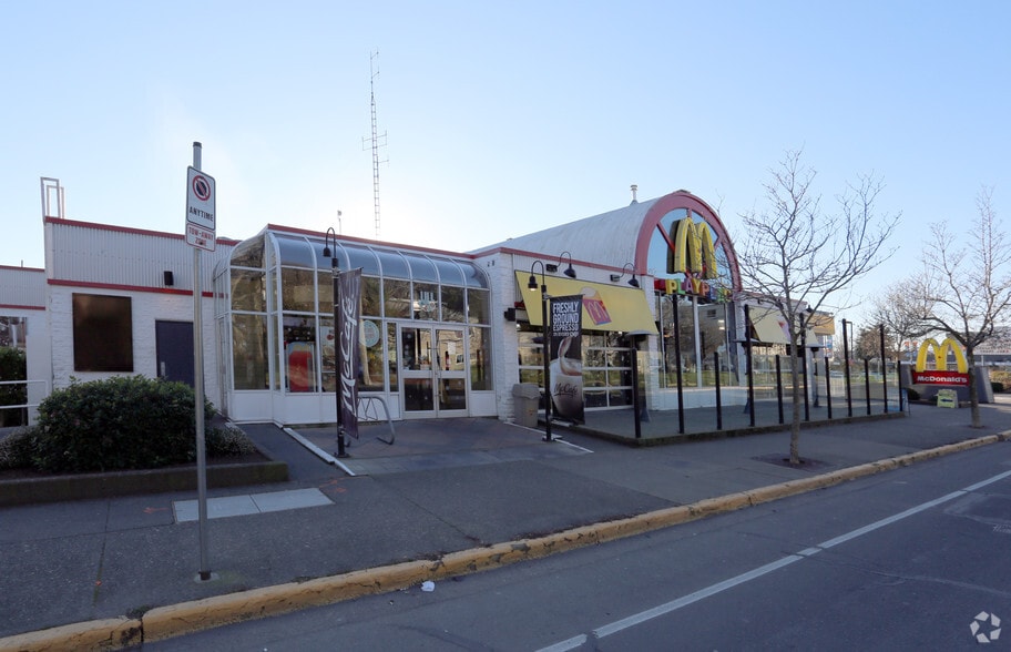 1149 Esquimalt Rd, Esquimalt, BC à louer - Photo du bâtiment - Image 2 de 4