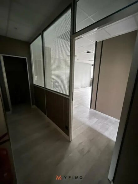 Office in Aubergenville for lease - Interior Photo - Image 3 of 7