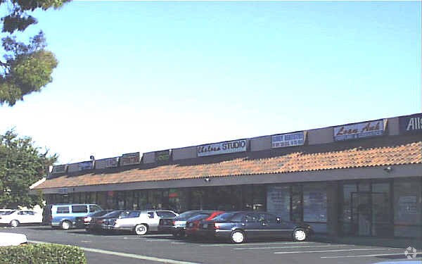 9064 Edinger Ave, Santa Ana, CA à louer - Photo du bâtiment - Image 3 de 3