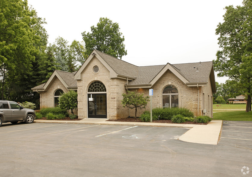 11436 E Highland Rd, Hartland, MI for lease - Primary Photo - Image 1 of 2